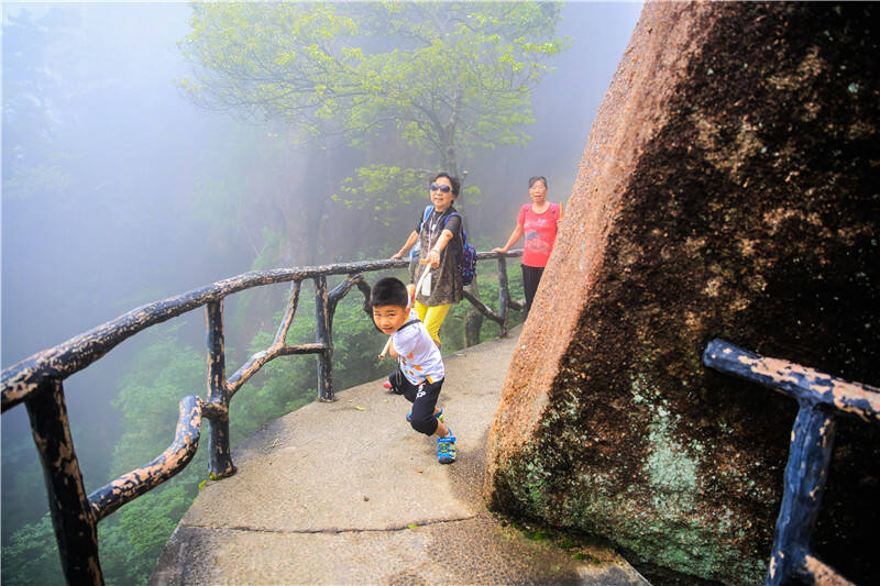 我拉奶奶上三清山